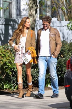 New York City, NY  - *EXCLUSIVE*  - Gerard Butler and girlfriend Morgan Brown seen taking a stroll in New York City.Pictured: Gerard Butler, Morgan BrownBACKGRID USA 29 APRIL 2022 BYLINE MUST READ: Ulices Ramales / BACKGRIDUSA: +1 310 798 9111 / usasales@backgrid.comUK: +44 208 344 2007 / uksales@backgrid.com*UK Clients - Pictures Containing ChildrenPlease Pixelate Face Prior To Publication*