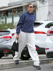 Hailey Bieber seen leaving a pilates class in LA.Pictured: Hailey BieberRef: SPL5492635 111022 NON-EXCLUSIVEPicture by: TheCelebrityFinder / SplashNews.comSplash News and PicturesUSA: +1 310-525-5808London: +44 (0)20 8126 1009Berlin: +49 175 3764 166photodesk@splashnews.comWorld Rights