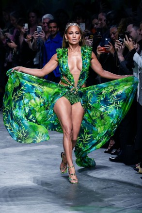 Sfilata di Jennifer Lopez Versace, passerella, primavera estate 2020, settimana della moda di Milano, Italia - 20 settembre 2019