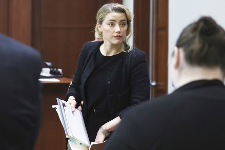 Aktör Amber Heard, Fairfax, Va., Fairfax County Circuit Court'taki mahkeme salonunda hukuk ekibiyle konuşuyor.  Aktör Johnny Depp, 2018'de Washington Post'ta bir köşe yazısı yazısı yazdıktan sonra eski karısı aktör Amber Heard'a Fairfax County Circuit Court'ta hakaret davası açtı. "Aile içi istismarı temsil eden tanınmış kişi Depp Heard Davası, Fairfax, Amerika Birleşik Devletleri - 28 Nisan 2022