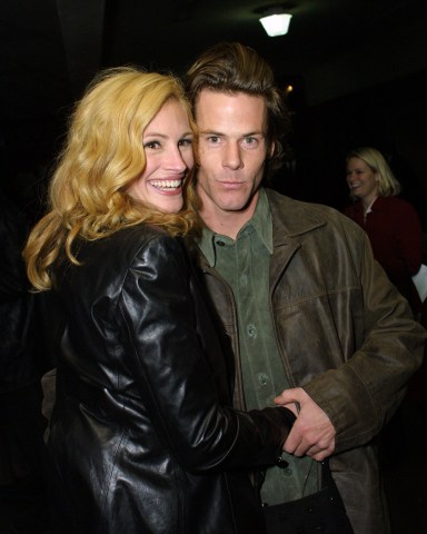 Julia Roberts and Danny Moder
JULIA ROBERTS AND DANNY MODER AT 'OCEANS ELEVEN' WORLD PREMIERE AFTER PARTY, LOS ANGELES, AMERICA - DEC 2001