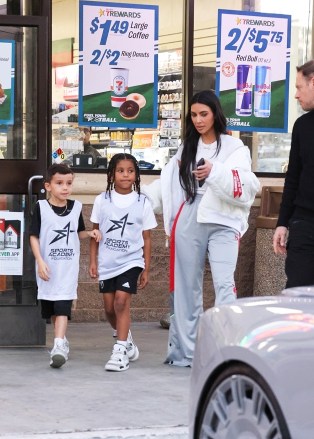 Los Angeles, CA - *EXCLUSIVE* - Kim Kardashian was seen after attending her son's basketball game in Saint West and stopping at 7-Eleven for a snack.  Photo: Kim Kardashian BACKGRID USA JANUARY 20, 2023 USA: +1 310 798 9111 / usasales@backgrid.com UK: +44 208 344 2007 / uksales@backgrid.com *UK customers - Pictures with children Fun Please mark the face pixels before publishing*