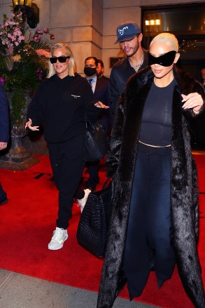 New York, NY - Kim Kardashian, Khloe Kardashian, and Pete Davidson check out of their hotel after attending the Met Gala.  The trio were seen leaving their hotel after slipping out of their MET Gala looks and into some comfy travel clothes.  Their security even carried a box of treats from donuttery.  Pictured: Khloe Kardashian, Pete Davidson, Kim Kardashian BACKGRID USA 3 MAY 2022 BYLINE MUST READ: BlayzenPhotos / BACKGRID USA: +1 310 798 9111 / usasales@backgrid.com UK: +44 208 344 2007 / uksales@backgrid.com Clients - Pictures Containing Children Please Pixelate Face Prior To Publication *