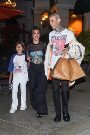 Calabasas, CA - *EXCLUSIVE* - Travis Barker is a happy man leaving his new restaurant Crossroads Kitchen opening with his wife, Kourtney Kardashian, and her daughter Penelope Disick.  Pictured: Travis Barker, Kourtney Kardashian BACKGRID USA 13 OCTOBER 2022 USA: +1 310 798 9111 / usasales@backgrid.com UK: +44 208 344 2007 / uksales@backgrid.com *UK Clients - Pictures Containing Children Please Pixelate Face Prior To Publication*