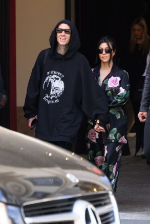 Courtney Kardashian e Travis Parker Courtney Kardashian e Travis Parker, Milano, Italia - 30 aprile 2022 Courtney Kardashian e Travis Parker lasciano la città su un volo privato Flymillon dopo lo shopping a Milano.