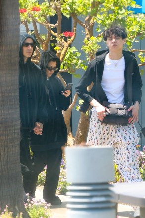 Los Angeles, CA-* Exclusive *-Kourtney Kardashian, Travis Barker, and Travis' children Alabama and Landon arrive in Los Angeles after Kourtney and Travis tie a knot in Portofino. The blended family all wear cozy sweatpants after long flights from around the world. Photo: Kourtney Kardashian, Travis Barker Backgrid USA May 28, 2022 USA: +1 310 798 9111 / usasales@backgrid.com UK: +44 208 344 2007 / uksales @ backgrid.com * UK Client-Photo release including children Please pixelate the face before *