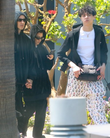 Los Angeles, CA - *EXCLUSIVE* - Kourtney Kardashian, Travis Barker, and Travis' kids, Alabama and Landon, arrive in Los Angeles after Kourtney and Travis tie the knot in Portofino. The blended family are all in cozy sweatsuit after a long flight from across the globe.Pictured: Kourtney Kardashian, Travis Barker BACKGRID USA 28 MAY 2022 USA: +1 310 798 9111 / usasales@backgrid.comUK: +44 208 344 2007 / uksales@backgrid.com*UK Clients - Pictures Containing ChildrenPlease Pixelate Face Prior To Publication*