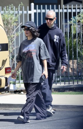 Los Angeles, CA - *EXCLUSIVE* - Kourtney Kardashian dresses up while out picking up green smoothies with Travis Barker in LA Photo: Kourtney Kardashian, Travis Barker BACKGRID USA 15 APRIL 2022 BYLINE MUST READ: BACKGRID USA: +1 310 798 9111 / usasales @backgrid.com UK: +44 208 344 2007 / uksales@backgrid.com *UK Clients: images containing children, pixelate face before posting*