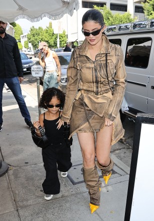 LOS ANGELES, CALIFORNIA - *EXCLUSIVE* - Kylie Jenner fresh off Paris Fashion Week out for lunch with daughter Stormi in Beverly Hills Photo: Kylie Jenner, Stormi Webster Backgrid USA 6th October 2022.com UK: +44 208 344 2007 / uksales@backgrid.com *UK Customers - Photos with children must have their faces pixelated before publishing*