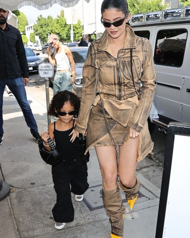 Los Angeles, CA - *EXCLUSIVE* - Fresh from Paris Fashion week, Kylie Jenner steps out to lunch with daughter Stormi in Beverly HillsPictured: Kylie Jenner, Stormi WebsterBACKGRID USA 6 OCTOBER 2022 USA: +1 310 798 9111 / usasales@backgrid.comUK: +44 208 344 2007 / uksales@backgrid.com*UK Clients - Pictures Containing ChildrenPlease Pixelate Face Prior To Publication*