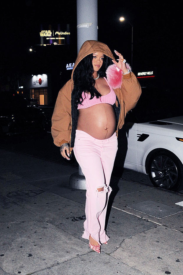 Rihanna, baby bump à l'air, elle ose le total look denim au défilé