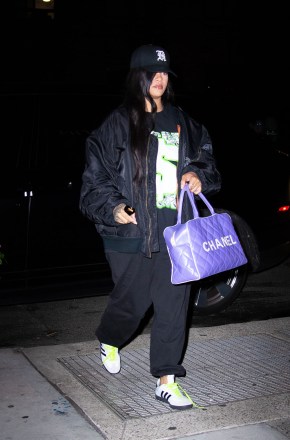 Rihanna is seen for the first time heading to a music studio since her announcement about the halftime show at the super bowl.Pictured: RihannaRef: SPL5488887 270922 NON-EXCLUSIVEPicture by: WavyPeter / SplashNews.comSplash News and PicturesUSA: +1 310-525-5808London: +44 (0)20 8126 1009Berlin: +49 175 3764 166photodesk@splashnews.comWorld Rights
