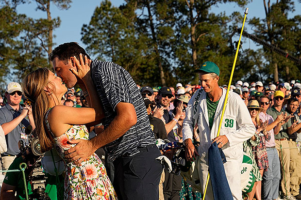 Scottie Scheffler Kisses Wife Meredith While Celebrating Masters Win Photos I Know All News 