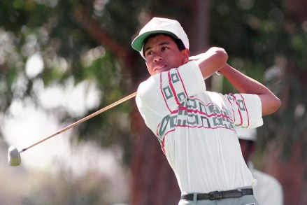 AHŞAP.  16 yaşındaki amatör Tiger Woods, Los Angeles, California'daki Riviera Country Club'da Los Angeles Open'ın pro-am bölümünde 11. deliğe giriyor. Riviera, Tiger Woods'un amatör olarak ilk PGA Tour etkinliğini oynadığı yerdir.  En fazla galibiyet için tur rekorunu kırmak için ideal bir yer olacaktır. The Fringe Tiger Golf'te, LOS ANGELES, ABD - 26 Şubat 1992