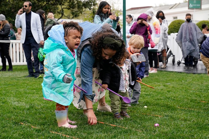Children Roll Eggs On The White House Lawn