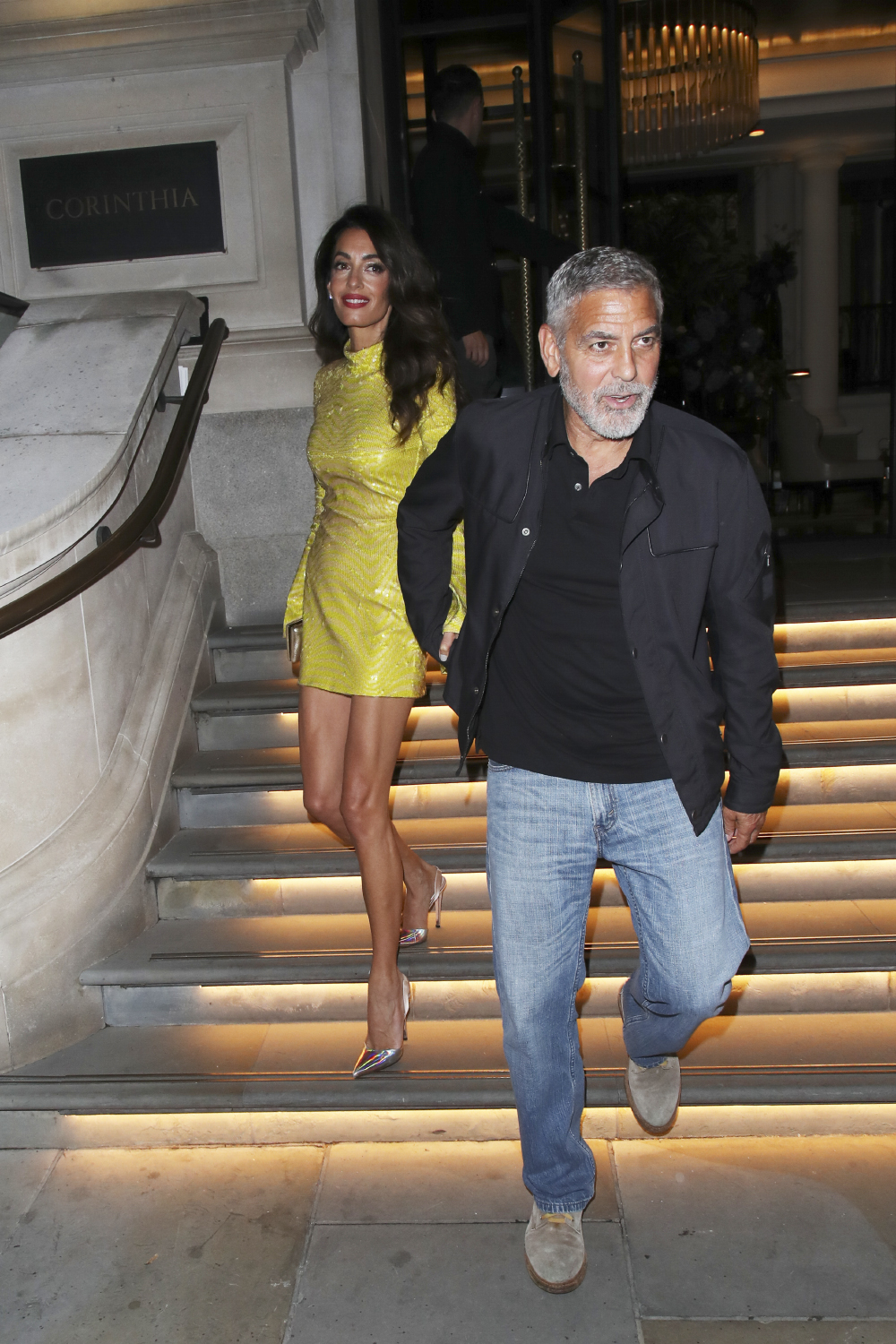 Амаль Клуні вбиває в жовтій міні-сукні з Джорджем у Лондоні: фото