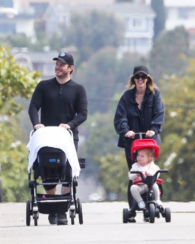 Santa Monica, CA  - *EXCLUSIVE*  - Katherine Schwarzenegger and Chris Pratt seen out for the first time since the birth of their second child as they go for a walk in Santa Monica with their kids.Pictured: Chris Pratt, Katherine SchwarzeneggerBACKGRID USA 5 JUNE 2022 BYLINE MUST READ: Stoianov / BACKGRIDUSA: +1 310 798 9111 / usasales@backgrid.comUK: +44 208 344 2007 / uksales@backgrid.com*UK Clients - Pictures Containing ChildrenPlease Pixelate Face Prior To Publication*