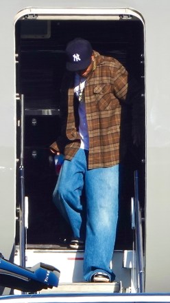 Los Angeles, CA - *EXCLUSIVE* - Rihanna dan pacar rapper A$AP Rocky turun dari jet pribadi mereka dengan bayi mereka saat mereka kembali ke Los Angeles.  Seorang pengawal dengan hati-hati menggendong bayi di kursi mobil sebelum A$AP, yang mengenakan atasan flanel cokelat dan celana jins biru, turun dari pesawat dengan Rihanna di belakangnya.  Foto: Rihanna, A$AP Rocky BACKGRID USA 14 AGUSTUS 2022 AS: +1 310 798 9111 / usasales@backgrid.com Inggris: +44 208 344 2007 / uksales@backgrid.com *Klien Inggris - Gambar yang Mengandung Anak-anak Harap Pixelate Wajah Sebelumnya Ke Publikasi*