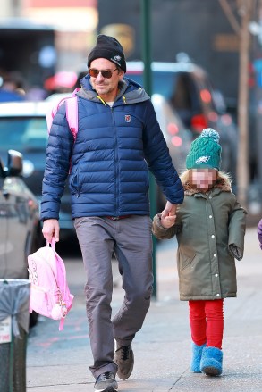 NEW YORK, NY - Bradley Cooper is on dad duty as he picks up his daughter Leah from school in NYC.  The cute father-daughter duo are decked out for the chilly weather on their walk.  Photo: Bradley Cooper, Leah De Seine Shayk Backgrid USA 13 Dec 2022 Byline Must Read: T.  Jackson / Backgrid USA: +1 310 798 9111 / usasales@backgrid.com UK: +44@kd04240back UK Clients - Please pixelate before publishing images containing children*