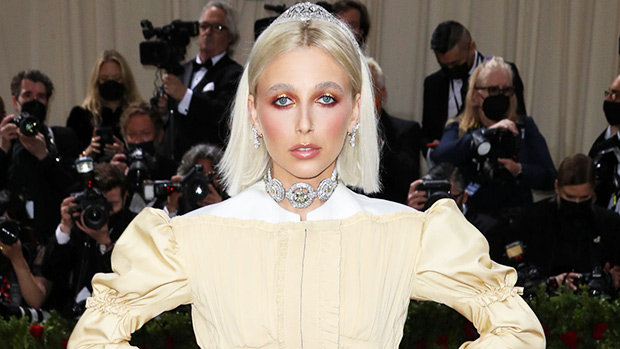 First looks from Met Gala 2022: @emmachamberlain in a @louisvuitton  two-piece and we are obssesed with her new haircut! Dazzling!…