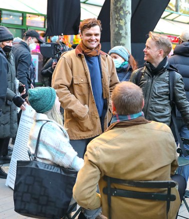 Ray Nicholson is seen on the film set of the 'Something From Tiffany's' in New York City.NON-EXCLUSIVE December 13, 2021Job: 211213JPAN8 New York, NYwww.bauergriffin.com 'Something from Tiffany's' on set filming, New York, USA - 13 Dec 2021