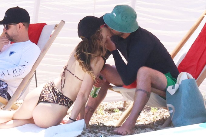 Jessica Biel & Justin Timberlake Berciuman di Pantai