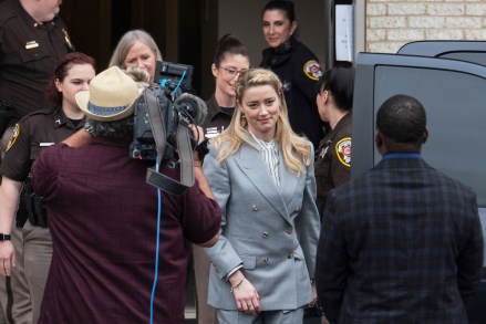 L'actrice Amber Heard quitte le palais de justice du comté de Fairfax à Fairfax, en Virginie. Un jury a entendu les plaidoiries finales dans le procès en diffamation très médiatisé de Johnny Depp contre l'ex-femme Amber Heard.  Les avocats de Johnny Depp et Amber Heard ont présenté leurs plaidoiries finales devant un jury de Virginie dans le cadre de la poursuite civile de Depp contre son ex-femme Procès Depp-Heard, Fairfax, États-Unis - 27 mai 2022