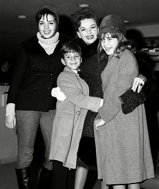 JFK हवाई अड्डे पर जूडी गारलैंड और उनके 3 बच्चे