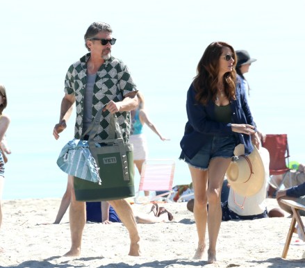 Julia Roberts and Ethan Hawke pictured filming a dramatic beach scene at the "Leave the World Behind" set in Sunken Beach Parkway, New York.Pictured: Julia Roberts,Ethan HawkeRef: SPL5316781 060622 NON-EXCLUSIVEPicture by: Jose Perez / SplashNews.comSplash News and PicturesUSA: +1 310-525-5808London: +44 (0)20 8126 1009Berlin: +49 175 3764 166photodesk@splashnews.comWorld Rights