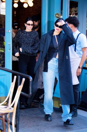 Kylie and Kendall Jenner seen leaving for breakfast in New York.  Pictured: Kylie Jenner,Kendall Jenner Ref: SPL5500861 081122 NON EXCLUSIVE Photo by: WavyPeter / SplashNews.com Splash News and Pictures USA: +1 310-525-5808 London: +44 (0)20 8126 1009 Berlin: +49 175 3764 166 photodesk@splashnews.com Global Rights