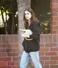 EXCLUSIVE: Lily Collins buys a watering Pitcher and some Pressed Juice in Beverly hills. 26 Nov 2017 Pictured: Lily Collins. Photo credit: MEGA TheMegaAgency.com +1 888 505 6342 (Mega Agency TagID: MEGA124045_001.jpg) [Photo via Mega Agency]