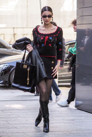 Bella Hadid Versace şovu, Gelenler, Sonbahar Kış 2020, Milano Moda Haftası, İtalya - 21 Şubat 2020 Versace Giyiyor