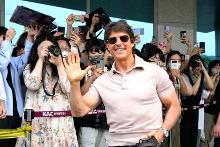 Aktör Tom Cruise, son filmi 'Top Gun: Maverick'i tanıtmak için Güney Kore'nin Seul kentindeki Gimpo Havalimanı'na geldiğinde el sallıyor.  Film, 22 Haziran'da ülkede vizyona girecek Film Top Gun, Seul, Güney Kore - 17 Haziran 2022
