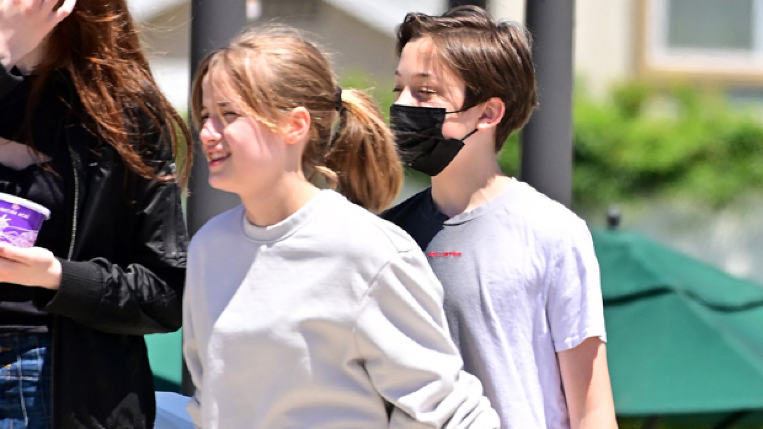 Vivienne & Knox JOlie-Pitt Grab Frozen Yogurt Together: Photos