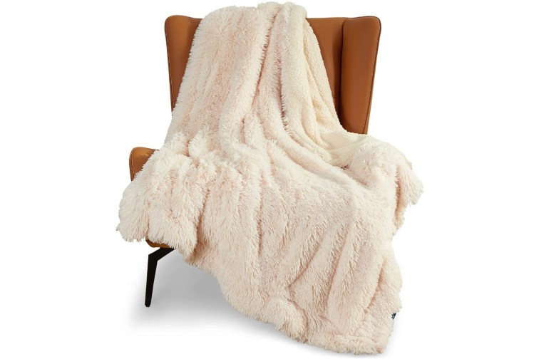 Premium Fuzzy Blankets (Review) for 2023 Hollywood Life Top Picks