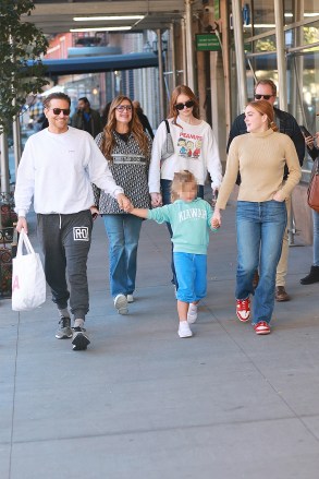 NEW YORK, NY - Bradley Cooper has lunch with Brooke Shields and Chris Henchy and family at Cafe Cluny. Photo: Bradley Cooper, Brooke Shields, Rowan Shields, Grier Shields, Chris Henchy / uksales@backgrid.com *UK client - photos with children must have their faces pixelated before publishing*