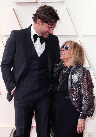 Bradley Cooper dan ibunya Gloria Campano di Academy Awards Tahunan ke-94 di Los Angeles, AS - 27 Maret,