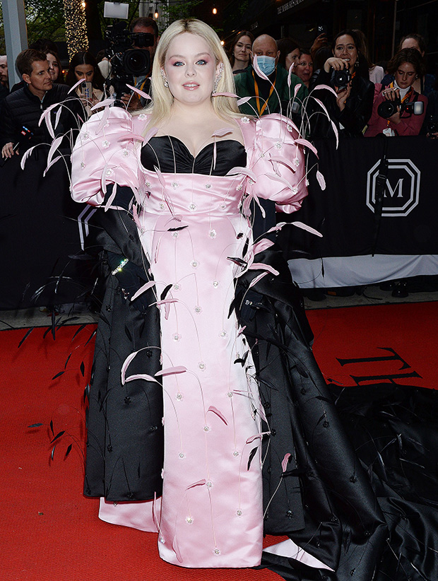 phoebe dynevor attends the 2022 met gala celebrating 'in america