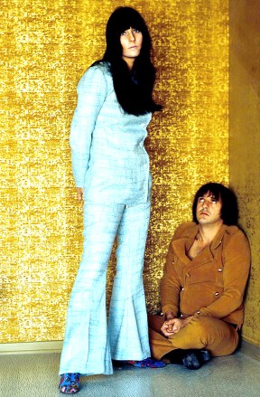 Sonny y Cher con pantalones acampanados Sonny y Cher 1966