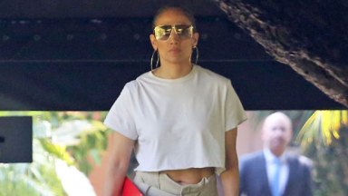 Jennifer Lopez, Dans Stüdyosunda Flörtlü Kırpma Üstü ve 50 Bin Dolarlık Birkin Çantasını Salladı – Hollywood Life