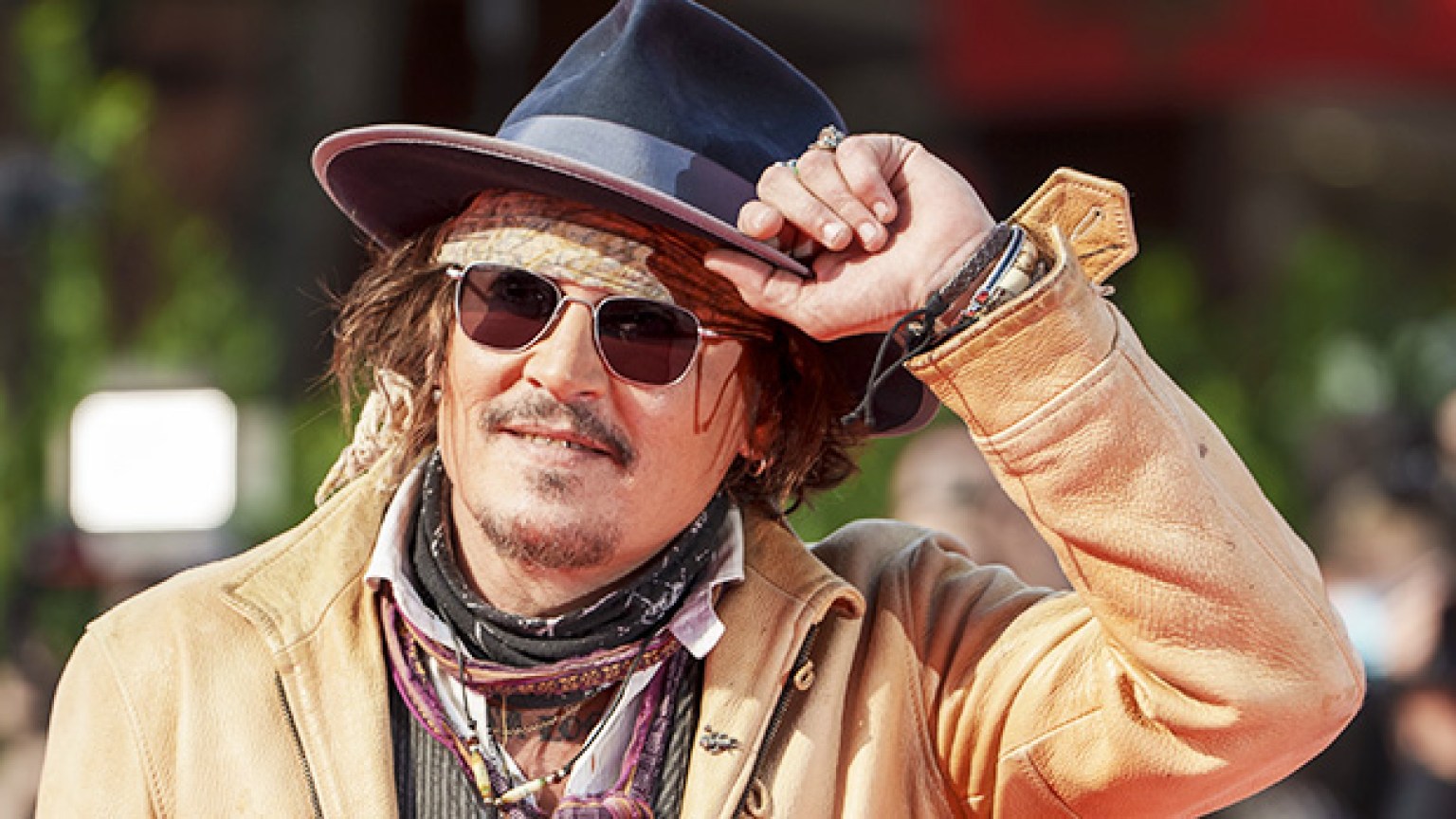 Johnny Depp Sings ‘Isolation’ By John Lennon At Jeff Beck Concert ...