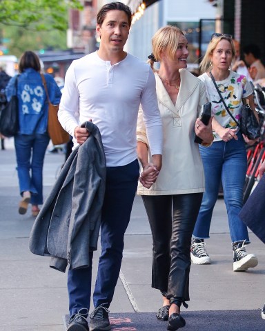 New York City, NY  - *EXCLUSIVE*  - Kate Bosworth seen with a big smile on her face with her new boyfriend Justin Long in New York City.Pictured: Justin Long, Kate BosworthBACKGRID USA 11 MAY 2022 BYLINE MUST READ: Ulices Ramales / BACKGRIDUSA: +1 310 798 9111 / usasales@backgrid.comUK: +44 208 344 2007 / uksales@backgrid.com*UK Clients - Pictures Containing ChildrenPlease Pixelate Face Prior To Publication*