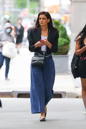 New York, NY - * EXCLUSIVE * - Actress Katie Holmes looks stylish in a Chanel bag as we catch her on a leisurely stroll through New York City.  Pictured: Katie Holmes BACKGRID USA 16 JUNE 2022 BYLINE MUST READ: Ulices Ramales / BACKGRID USA: +1 310 798 9111 / usasales@backgrid.com UK: +44 208 344 2007 / uksales@backgrid.com * UK Clients - Pictures Containing Children Please Pixelate Face Prior To Publication *