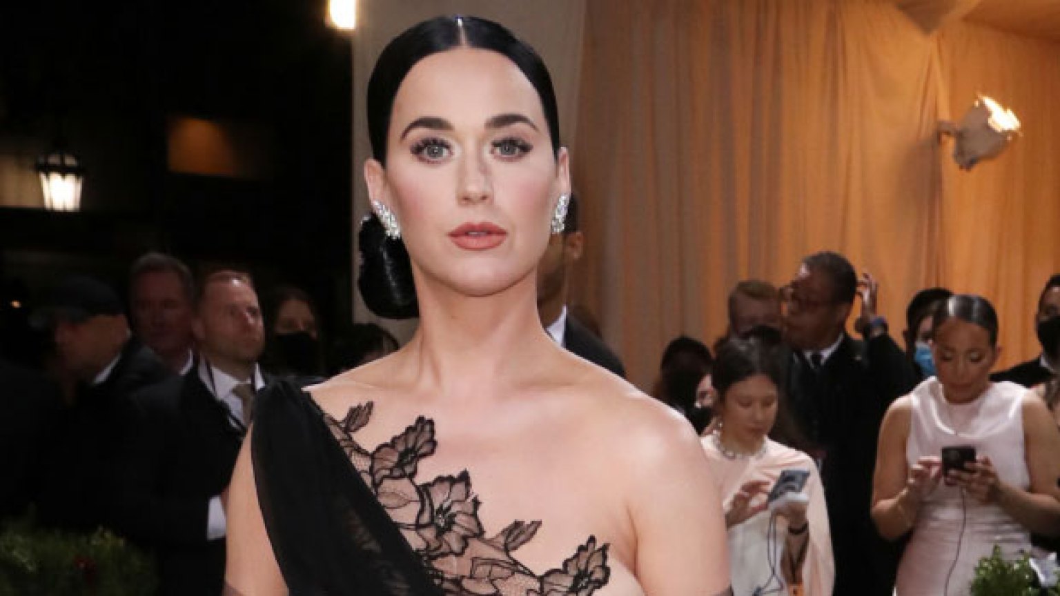 2. Katy Perry's Short Blue Hair Outfit at the 2019 Met Gala - wide 4