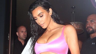 Kim Kardashian Neon Pembe İç Çamaşırıyla: Fotoğraflar – Hollywood Life