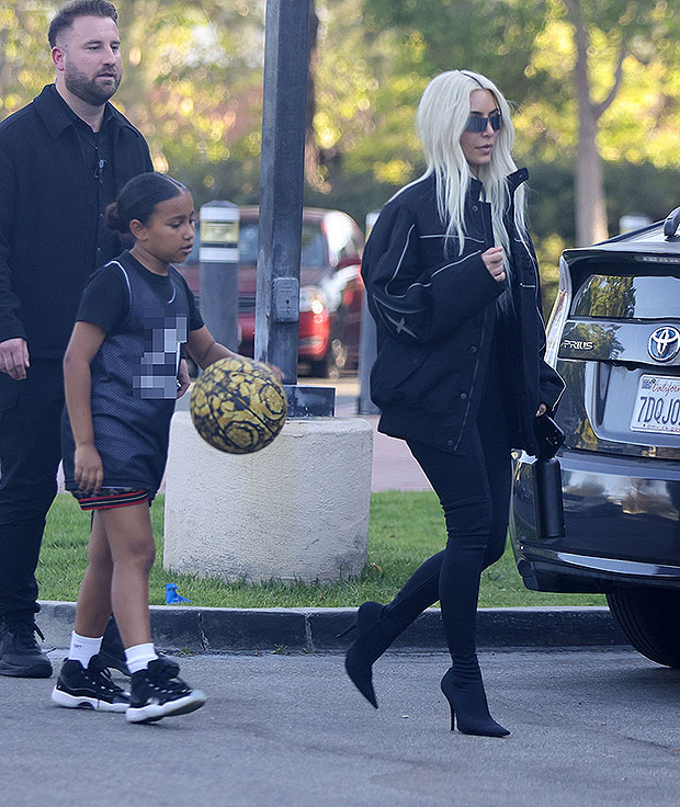 KimKardashian Wore a #YellowDiamond Necklace to a Basketball Game