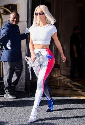 Kim Kardashian foi vista deixando seu hotel em Nova York antes de sua aparição no Today Show desta manhã Foto: Kim Kardashian Ref: SPL5320509 210622 NÃO EXCLUSIVO Foto por: WavyPeter / SplashNews.com Londres: +44 (0)20 8126 1009 Berlim: +49 175 3764 166 photodesk@splashnews.com Direitos Mundiais