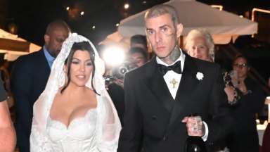 Kourtney Kardashian Düğünden Sonra Soyadını Değiştirdi ve Barker Ekledi – Hollywood Life