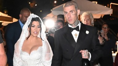 Kourtney Kardashian İtalya'da Travis Barker ile Beyaz Korse Sallıyor – Hollywood Life