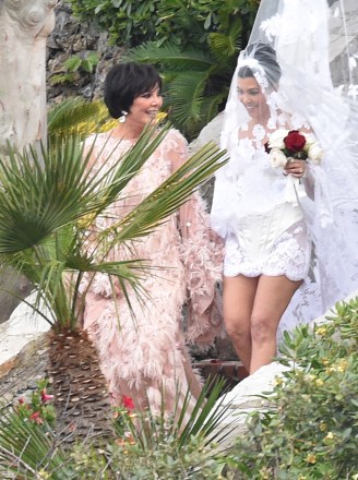 Portofino, Italy-* Exclusive *-The bride has arrived !! Kourtney Kardashian can be seen being guided to a wedding by his mother, Chris. Photo: Kourtney Kardashian Backgrid USA May 22, 2022 Signed by: Cobra Team / Backgrid USA: +1 310 798 9111 / usasales@backgrid.com UK: +44 208 344 2007 / uksales @ backgrid.com * UK Client -Pixalize your face before publishing photos including children *